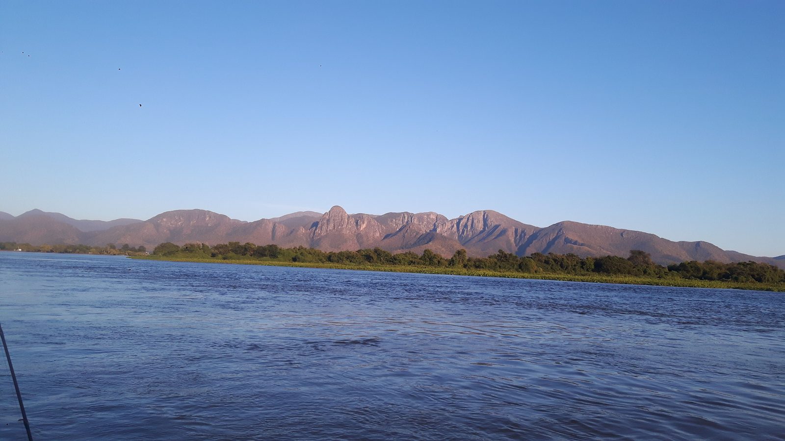 Serra do Amolar, de rocha avermelhada, ao fundo e o rio Paraguai largo em primeiro plano, em foto de arquivo de 2018