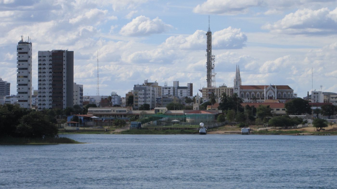 Prédios, catedral e torre da Embratel de Petrolina (PE), cidade onde um tamboril gigante ocupa o meio de uma rua no bairro Palhinhas