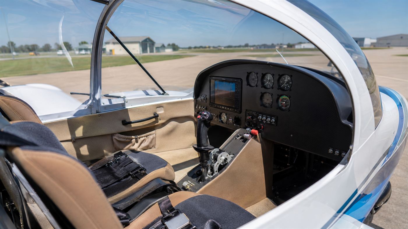 The simple cockpit of the Pipistrel Velis Electro electric aircraft with a power dial instead of engine gauges