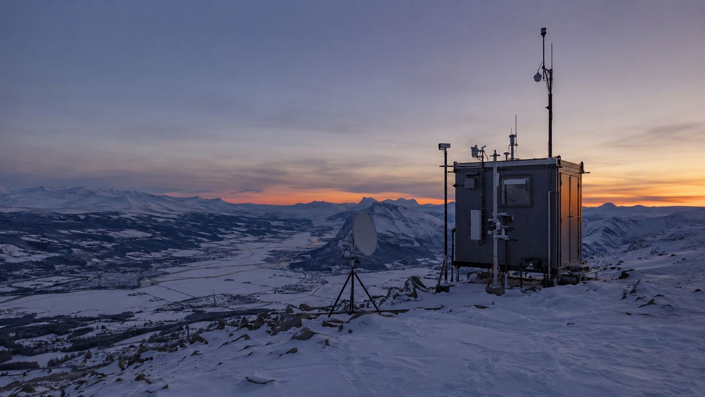 A small automatic research station with cameras and antennas monitoring the Hessdalen valley for lights
