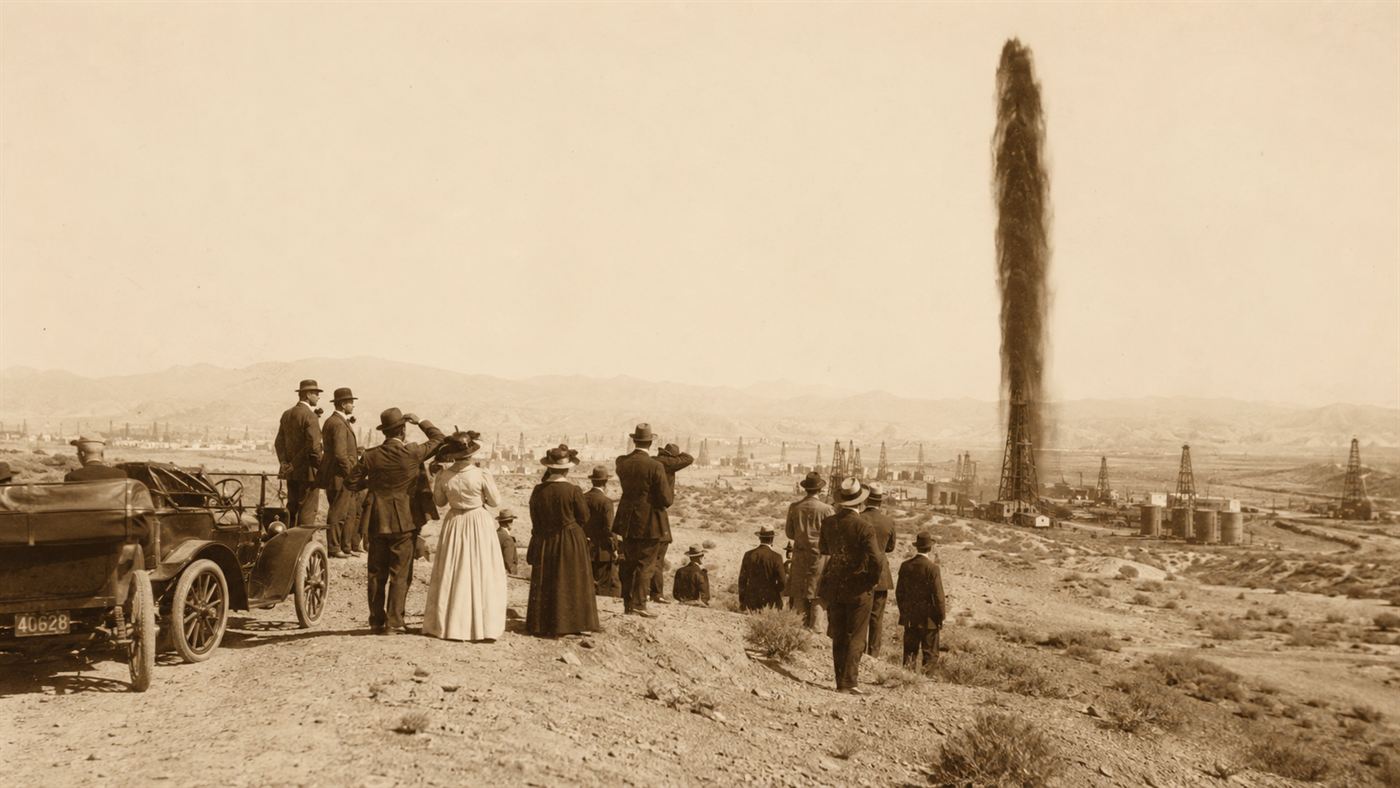 A crowd of 1910 sightseers watching the distant Lakeview oil gusher in the California desert