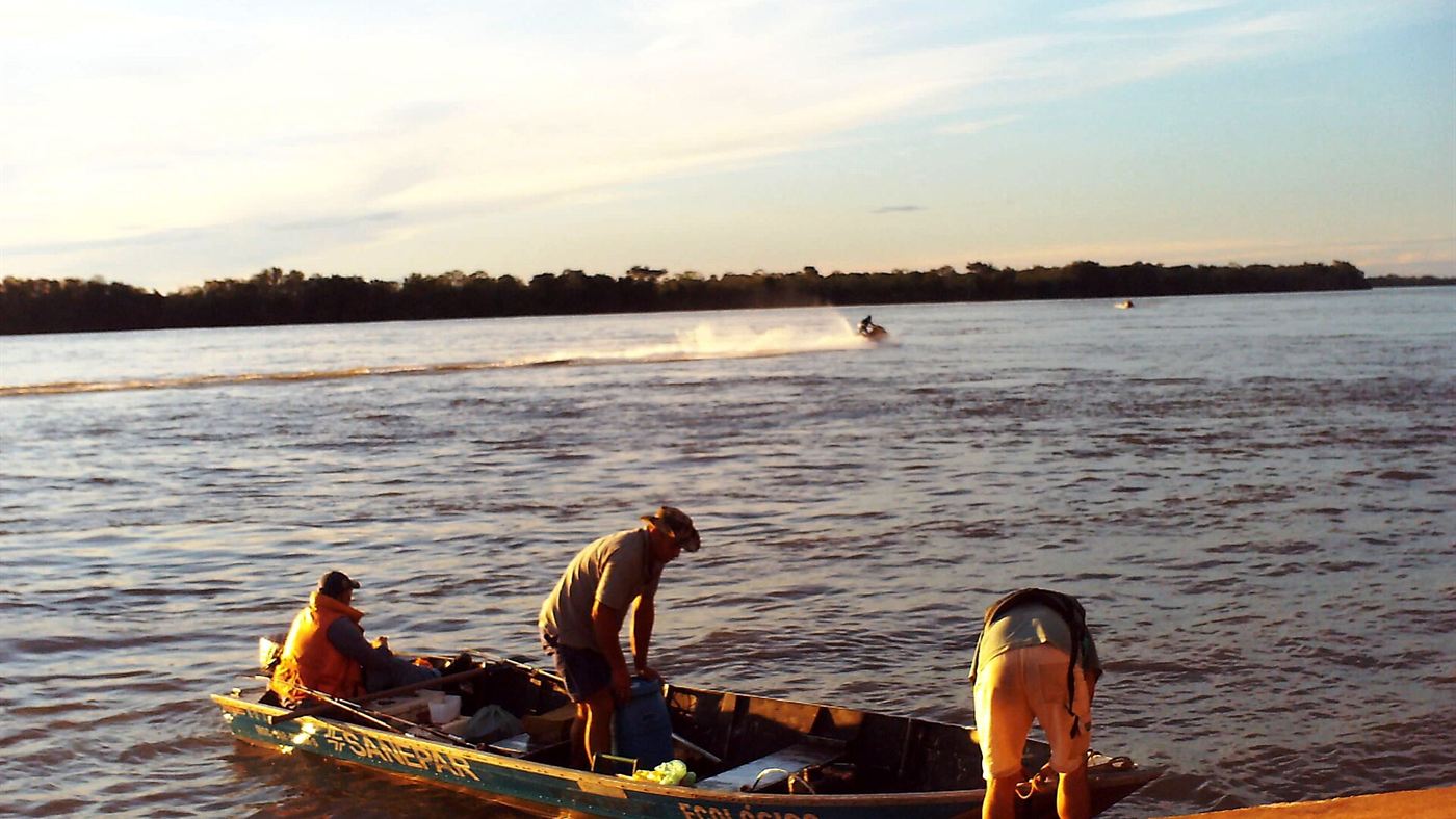 Pescadores em barco no rio Paraná, em Porto Camargo, no Paraná, antes do início do defeso da piracema 2026/2027
