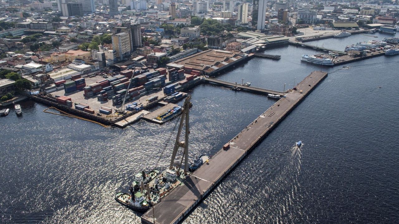 Vista aérea do porto de Manaus, no encontro do cais com o rio Negro