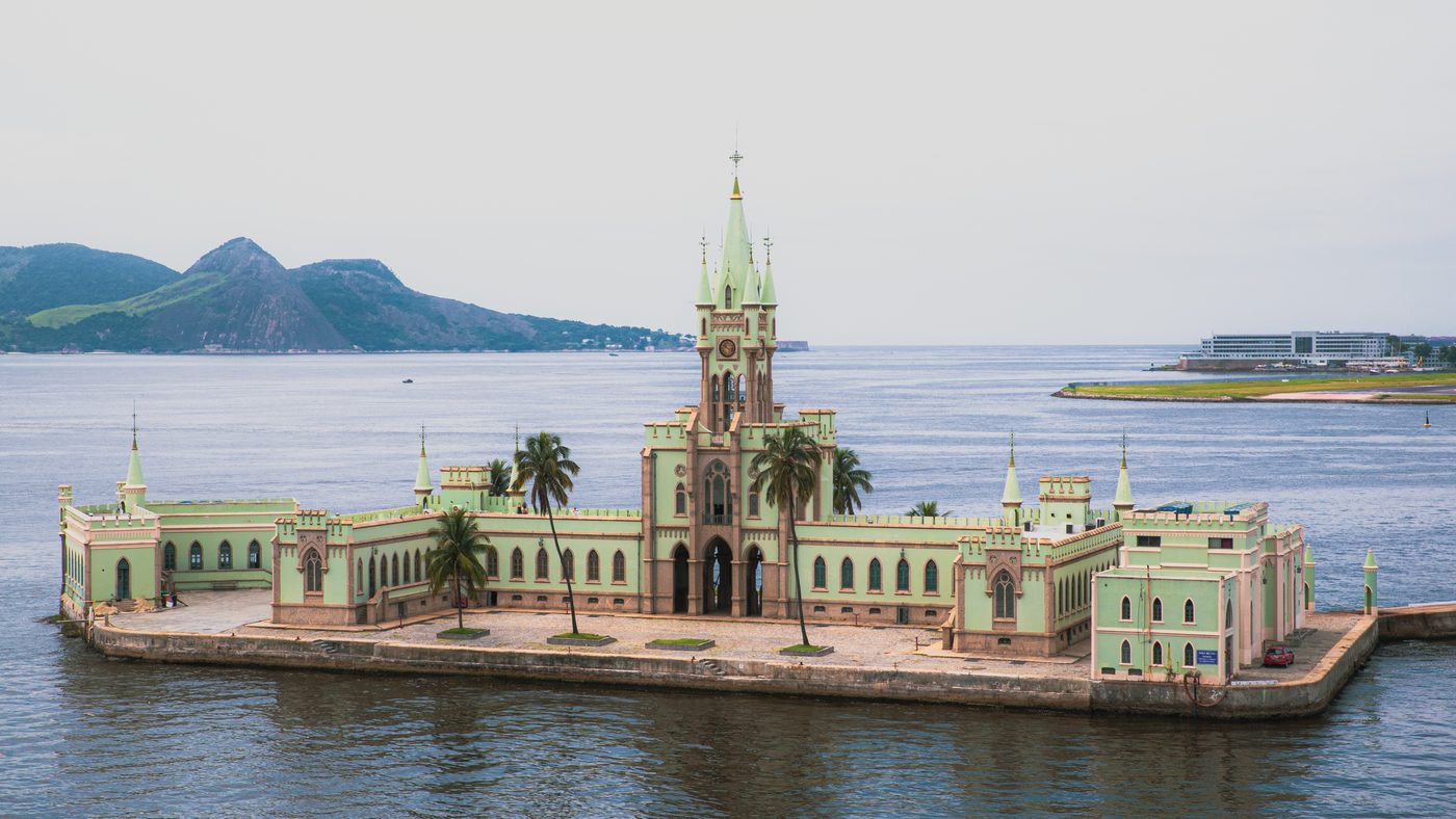 tábua de marés: a Ilha Fiscal, na Baía de Guanabara, no Rio de Janeiro, perto de onde a Marinha do Brasil calcula a maré do litoral