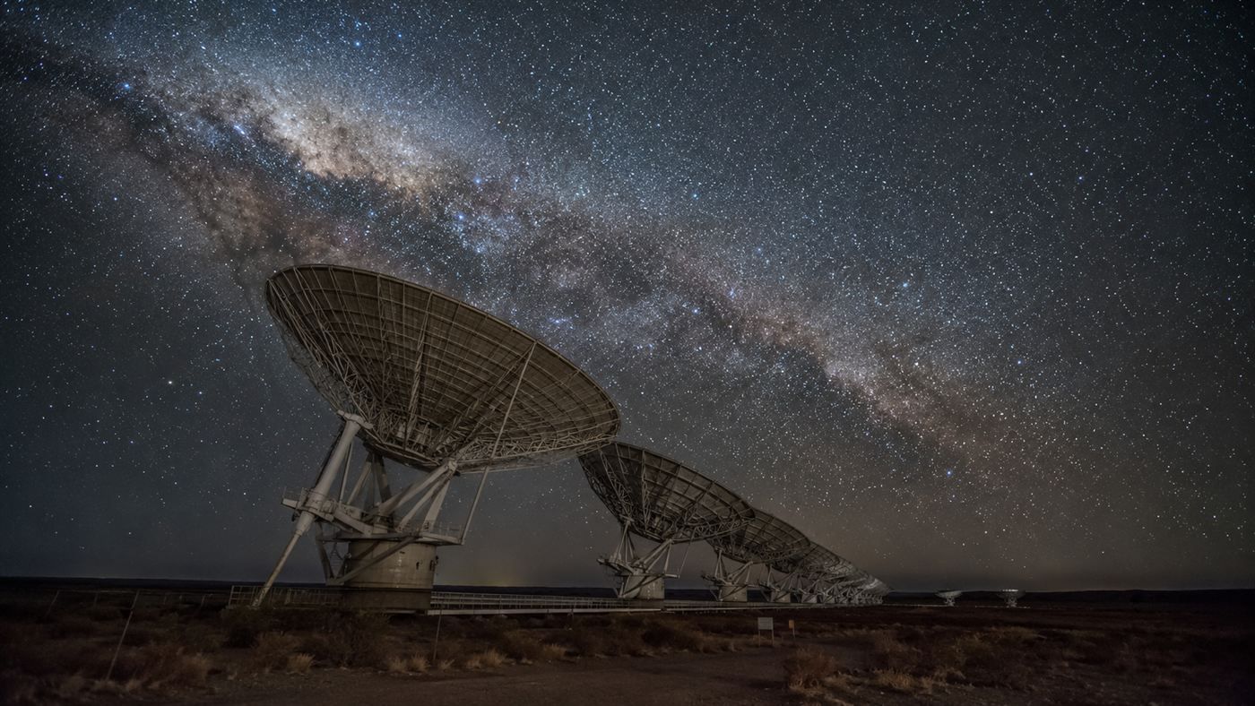 A 1970s radio telescope at night under the Milky Way, the kind that detected the Wow signal