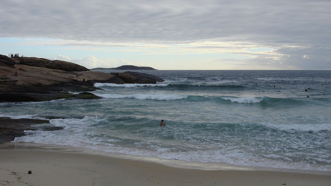 Banhistas no mar na Praia do Leme, no Rio de Janeiro, um dos trechos de litoral cobertos pelos avisos de ressaca da Marinha
