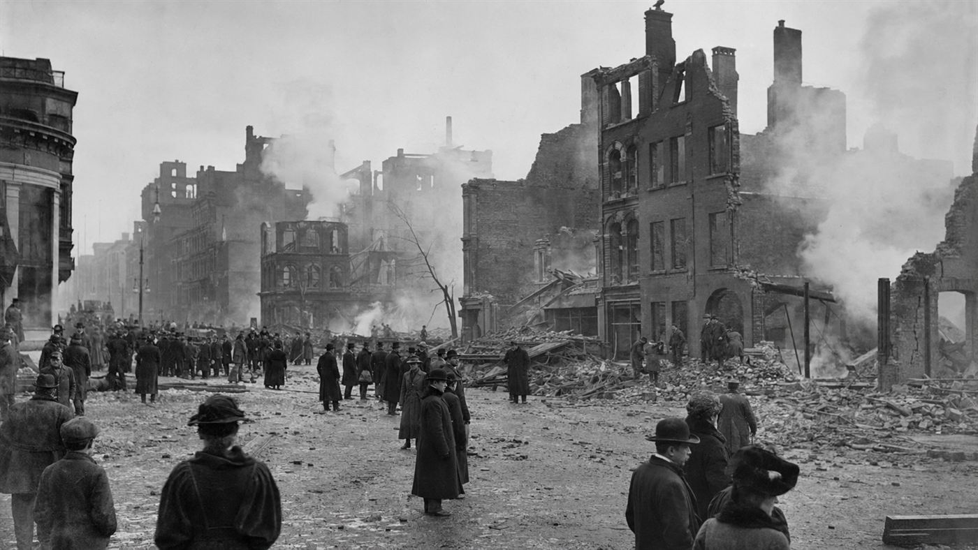 Crowds and rubble in the burned-out streets of downtown Baltimore in the days after the 1904 fire