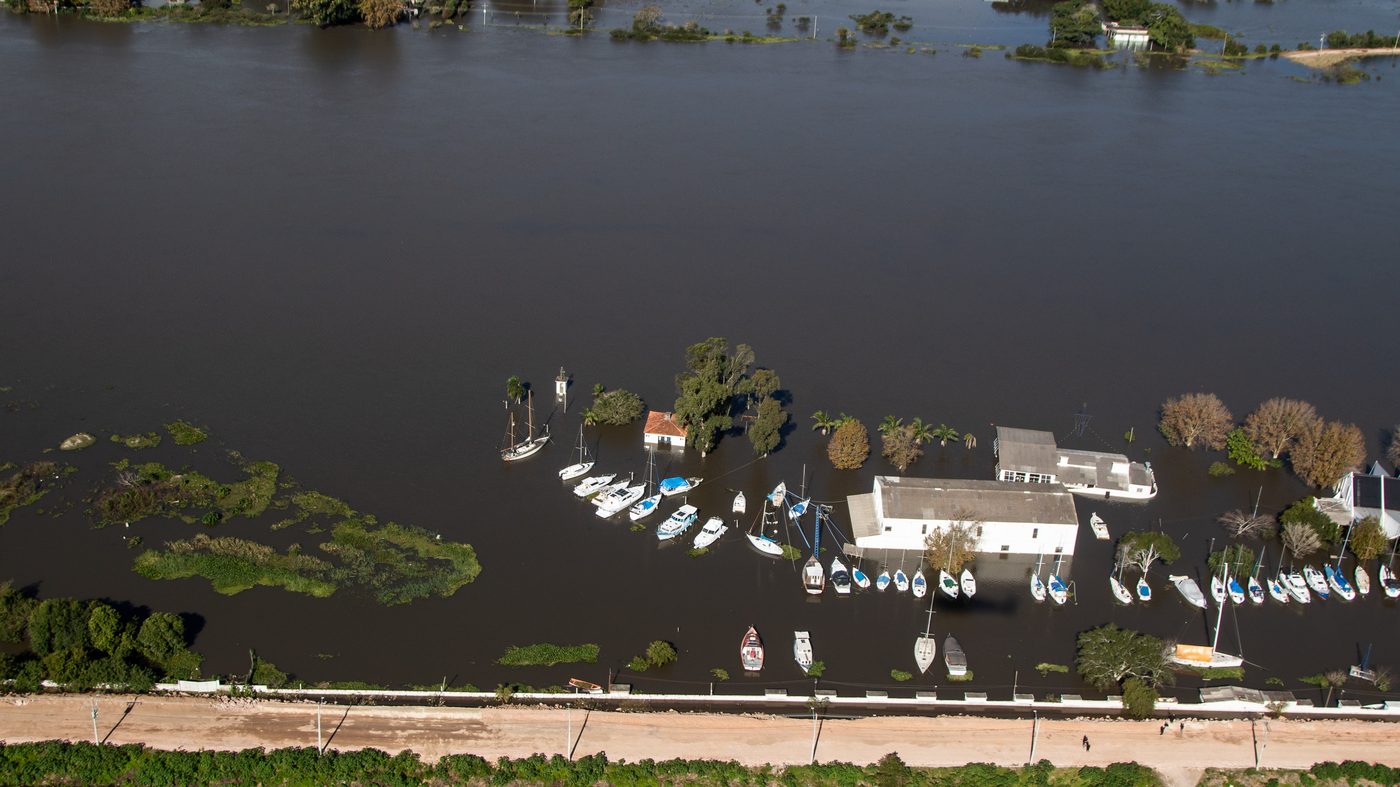Imagem aérea mostra bairro de Pelotas (RS) submerso durante enchente, o tipo de evento por trás da maioria dos alertas do Cemaden em 2025