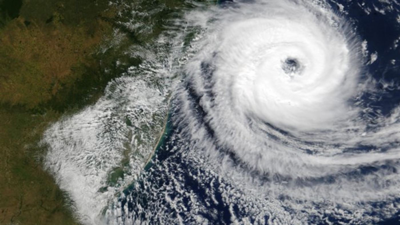 Imagem de satélite do Furacão Catarina, o único ciclone tropical já registrado no Atlântico Sul, formado a partir de um ciclone extratropical na costa de Santa Catarina em 2004