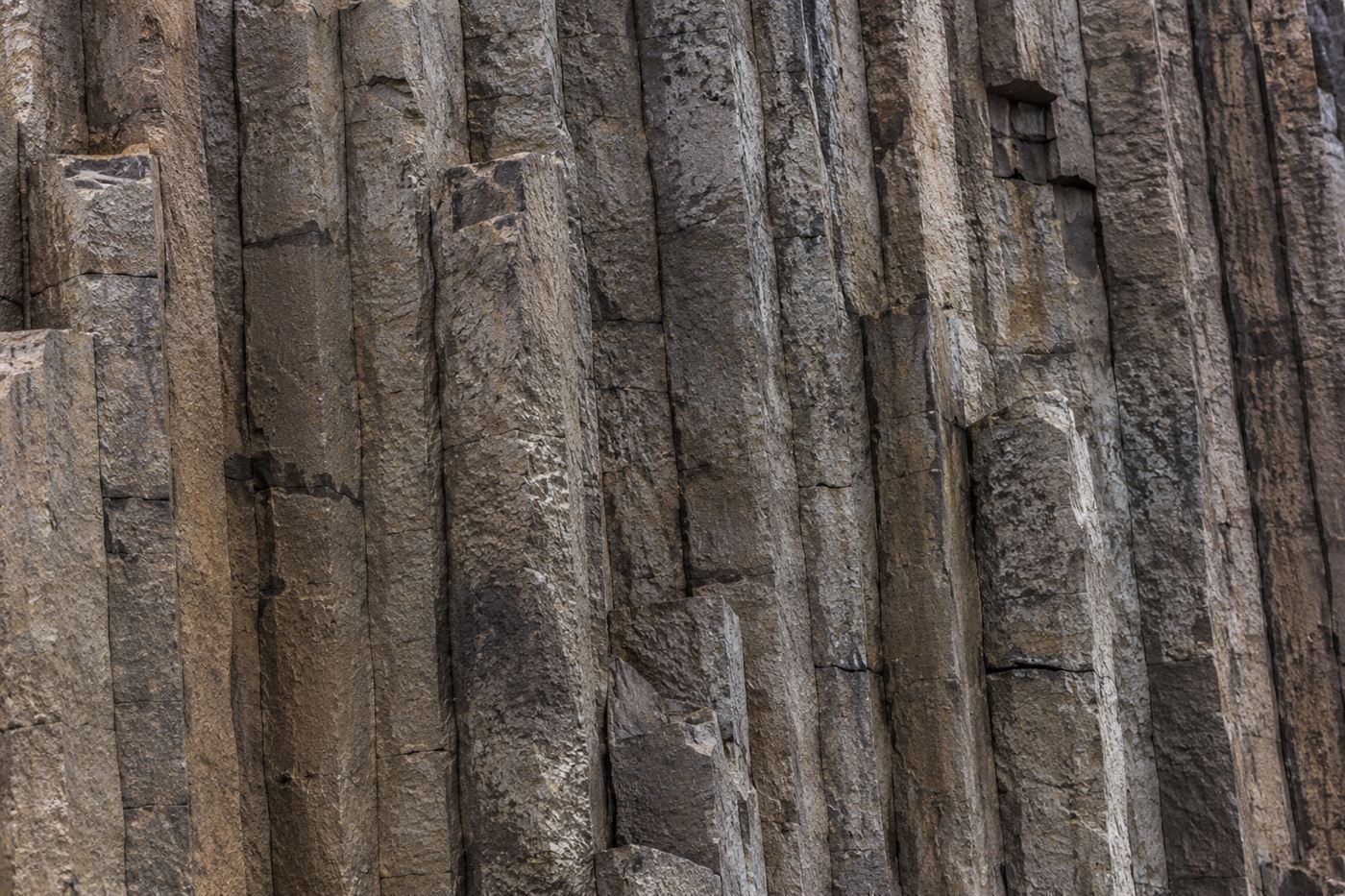 Close view of the tall hexagonal and polygonal rock columns forming the side of Devils Tower, scored by deep vertical cracks