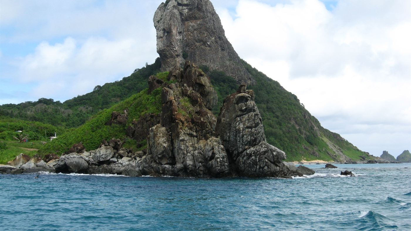 vulcão de Fernando de Noronha: o Morro do Pico, antigo conduto vulcânico da ilha principal do arquipélago.