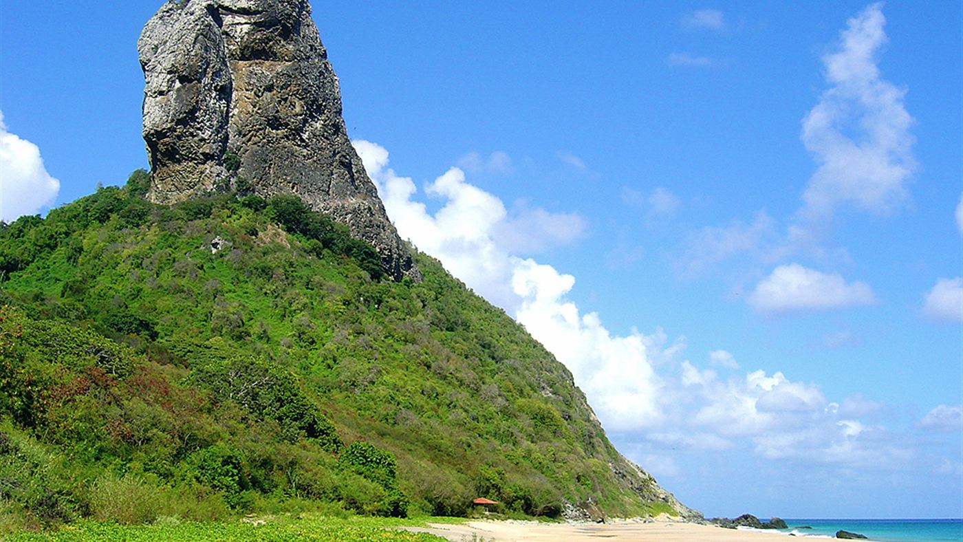 Morro do Pico, cartão-postal de Fernando de Noronha, arquipélago onde foram achadas as bolsas de sereia