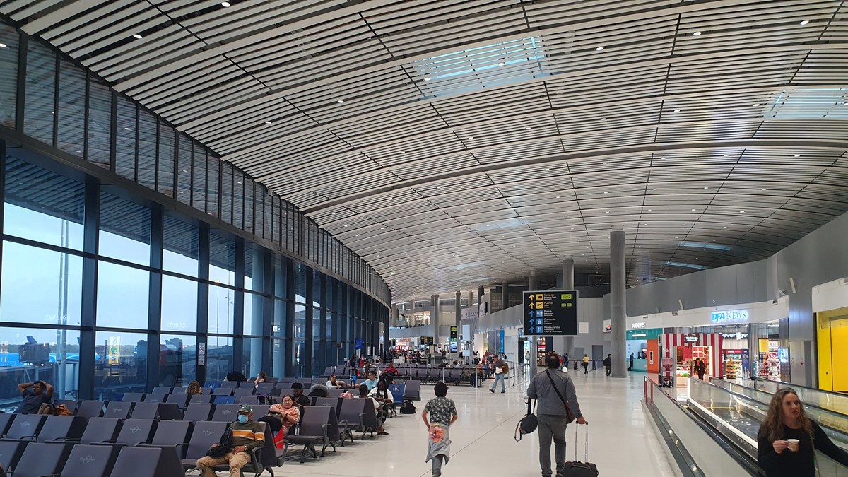 Saguão do terminal 2 do aeroporto de Tocumen, no Panamá, com viajantes e teto ripado, foto de arquivo sobre o terremoto no Panamá