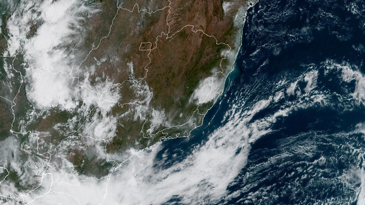 Alerta laranja no RJ: imagem do satélite GOES-19 às 10h40 desta terça com o Sudeste, o litoral do Rio de Janeiro e uma faixa de nuvens sobre o mar ao sul