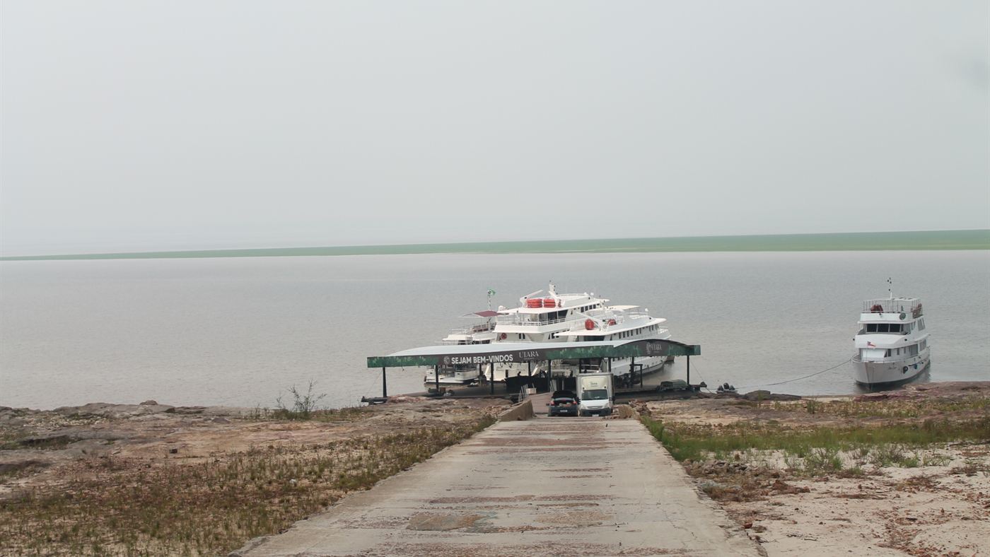 Doca no bairro do Tarumã, em Manaus, com banco de areia exposto na seca de 2023; o Amazonas voltou a decretar emergência por estiagem em 2026