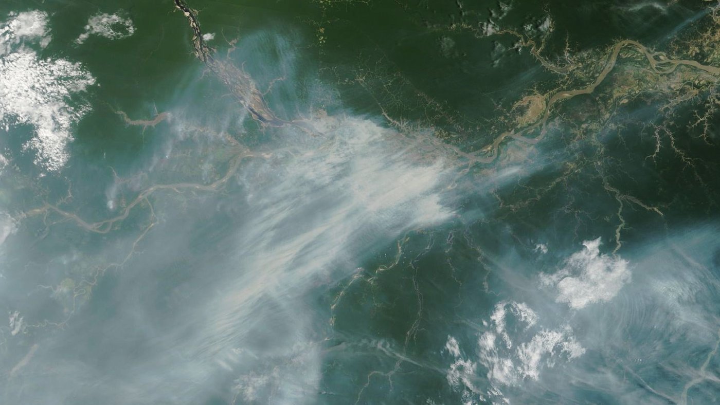Imagem de satélite da Nasa com colunas de fumaça de queimadas sobre rios da Amazônia perto de Manaus, em outubro de 2023, focos de calor no Amazonas
