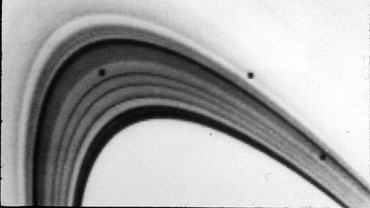 Detalhe em preto e branco de faixas dos anéis de Saturno em imagem da sonda Voyager 1
