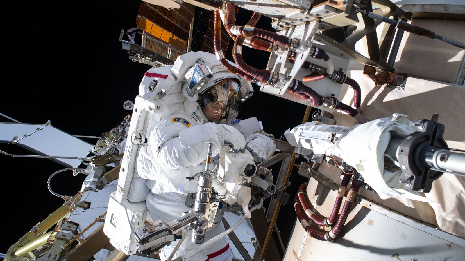 Astronauta Jessica Meir em caminhada espacial na ISS, estação que a ESA quer substituir pela estação privada Haven