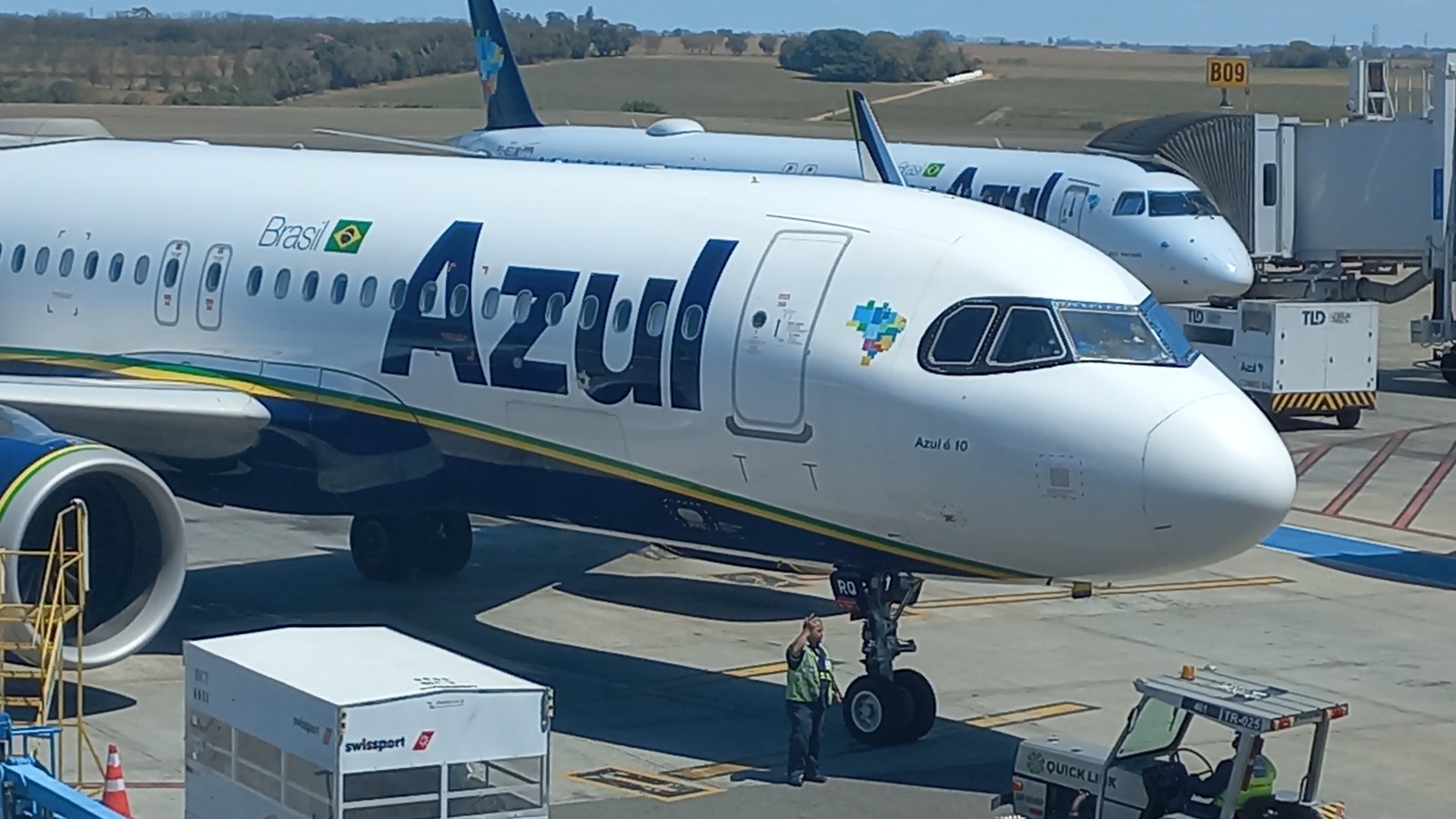 Avião A320neo da Azul, companhia do voo do primeiro passageiro indisciplinado suspenso, parado no pátio de Viracopos, em Campinas, com o nome da empresa na fuselagem e outro avião dela ao fundo