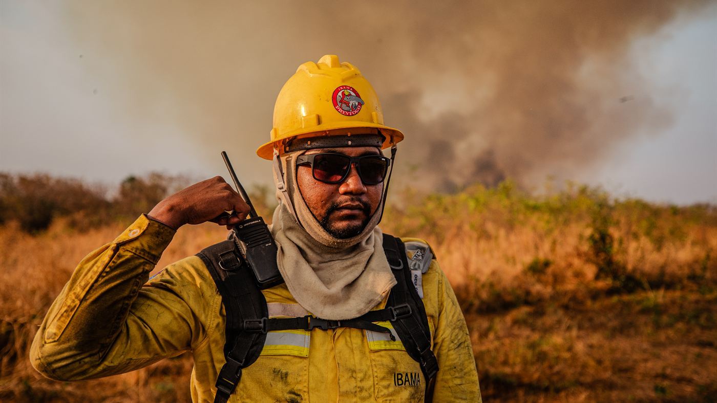 Brigadista combate fogo em incêndio florestal: vídeo atribuído a brigadistas do ICMBio no Pantanal mostra queima controlada