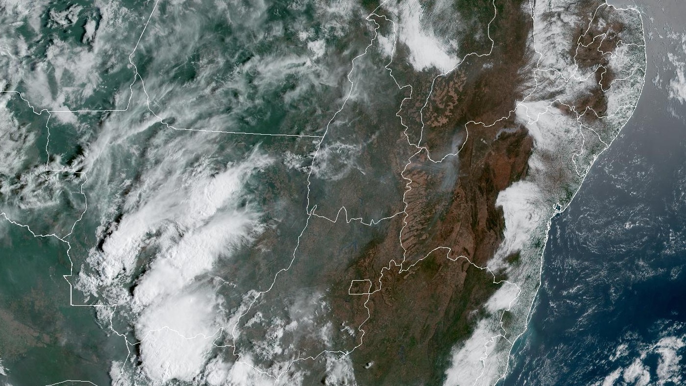 Calor em Goiás: imagem do satélite GOES-19 às 8h20 desta terça com o chão seco de Goiás e do Distrito Federal e nuvens de chuva sobre o Mato Grosso