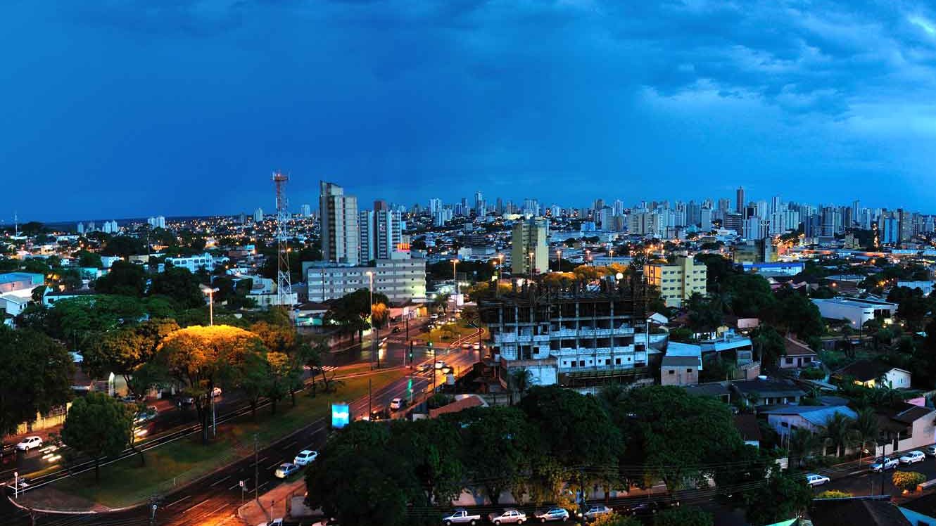 Céu azul escuro de tempestade sobre os prédios e as ruas de Campo Grande, em Mato Grosso do Sul, foto de arquivo de 2013 depois de uma chuva forte