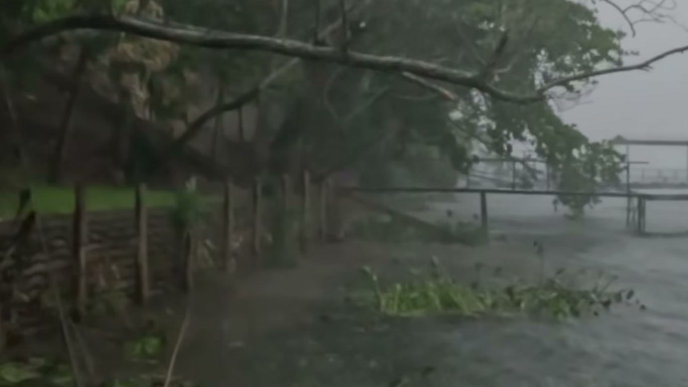 Imagem de divulgação: Casinha flutuante balança durante tempestade no Rio Paraná, e Gabriel Guelfi precisa reforçar cordas enquanto escada cai e telha ameaça se soltar