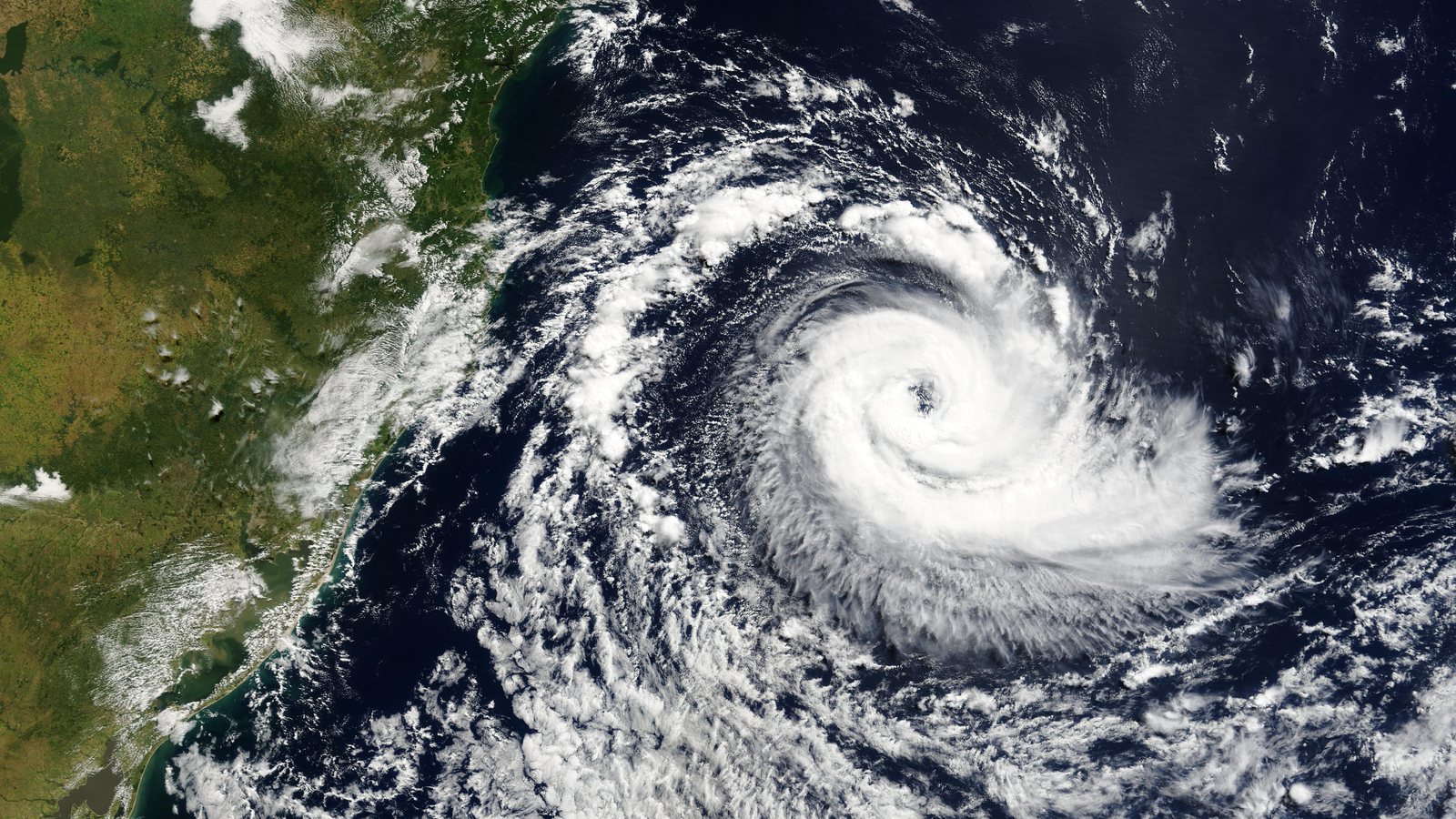 Satélite mostra ciclone em espiral no oceano ao lado da costa sul do Brasil, imagem de arquivo do feriado de 12/10 sobre ciclone no Sul