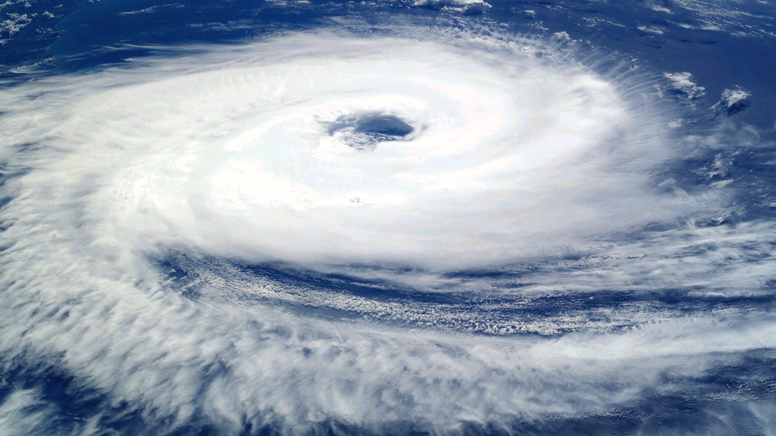 Ciclone Catarina visto da Estação Espacial Internacional em março de 2004, com o olho aberto no centro de um grande giro de nuvens, imagem de arquivo de um ciclone no Atlântico Sul