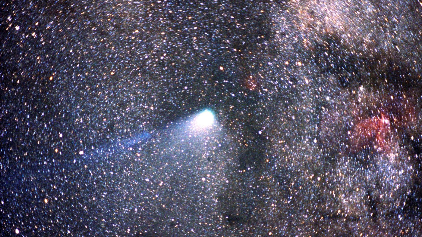 Cometa Halley volta em 2061: foto de 1986 mostra o cometa com cauda azulada sobre um campo denso de estrelas e a Via Láctea