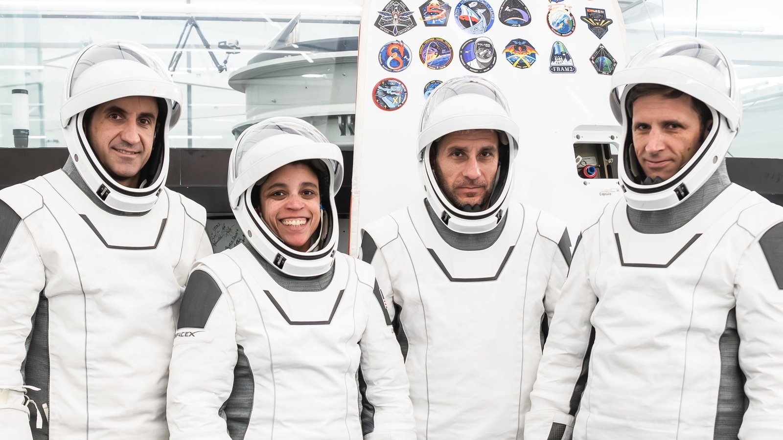 Crew-13 lançamento: os quatro tripulantes da missão com trajes de pressão brancos da SpaceX, sorrindo, na sede da empresa na Califórnia