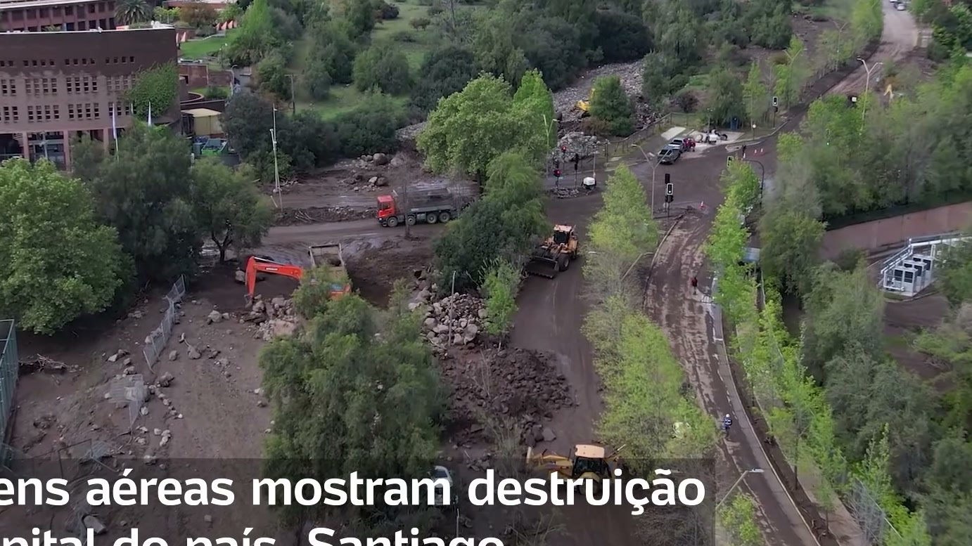 Imagem de divulgação: Deslizamentos provocados por fortes chuvas deixam destruição em Las Condes, e vídeo do UOL apresenta uma visão aérea da região colocada em calamidade pública