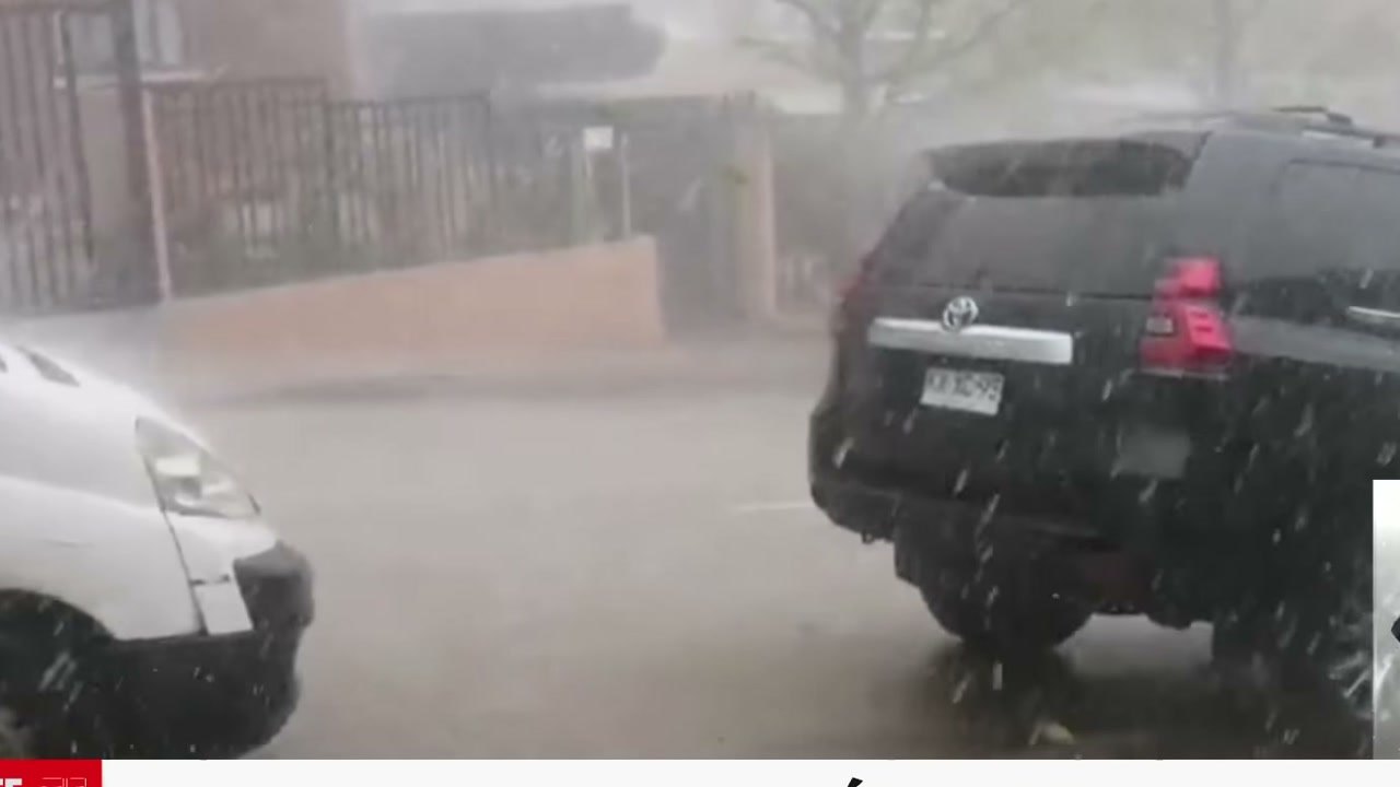 Imagem de divulgação: Chuva intensa dura pouco em Santiago, mas enxurrada de lama chega depois e arrasta carros e ônibus com passageiros, segundo cronologia do Meganoticias
