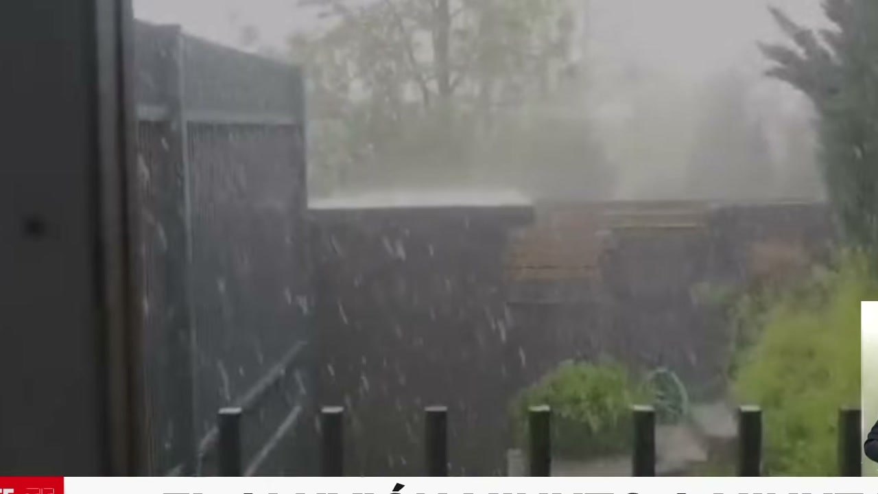 Imagem de divulgação: Chuva intensa dura pouco em Santiago, mas enxurrada de lama chega depois e arrasta carros e ônibus com passageiros, segundo cronologia do Meganoticias