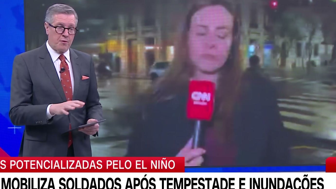Imagem de divulgação: Enxurrada de lama arrasta veículos e invade casas em Santiago, mas homem consegue se salvar agarrado a uma árvore, segundo reportagem da CNN