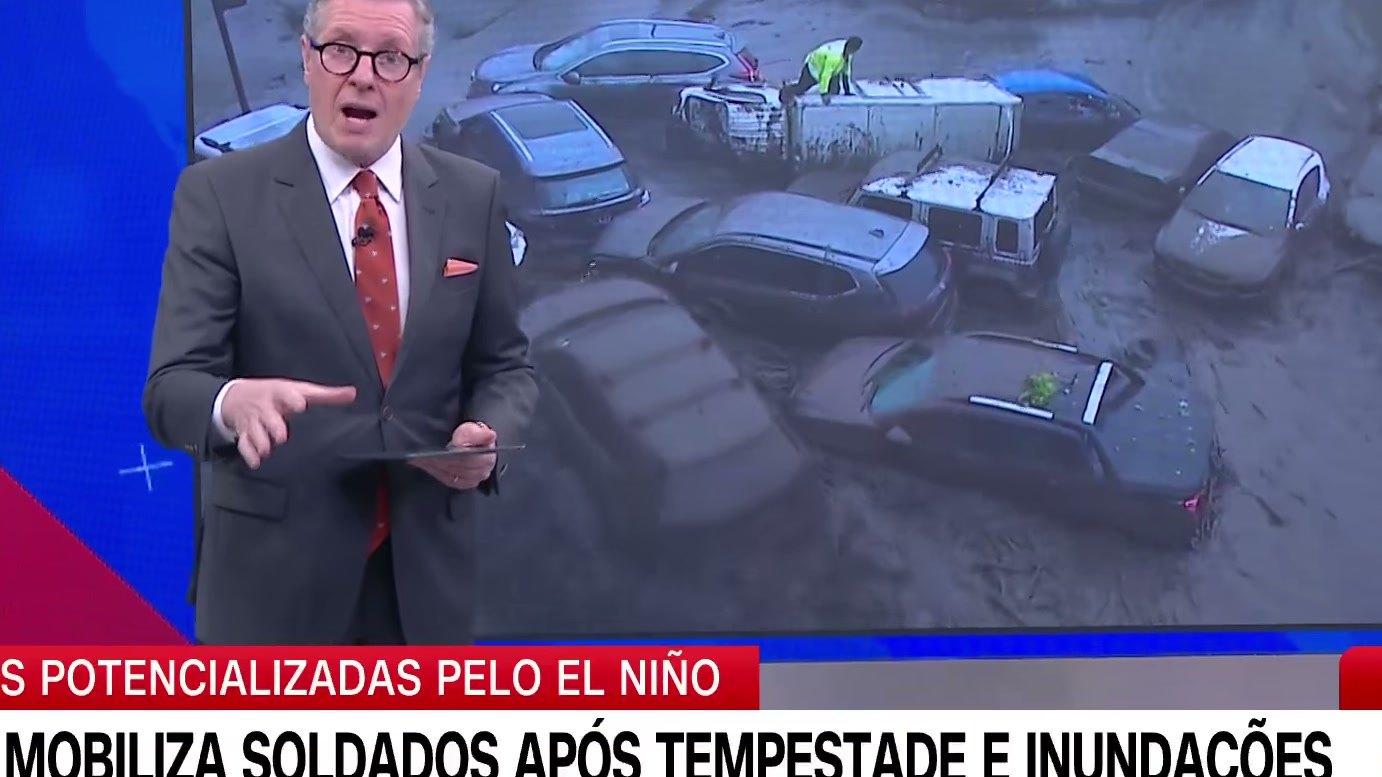 Imagem de divulgação: Enxurrada de lama arrasta veículos e invade casas em Santiago, mas homem consegue se salvar agarrado a uma árvore, segundo reportagem da CNN
