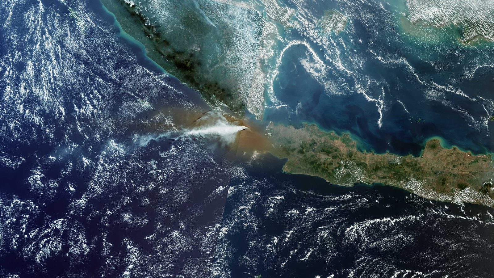 Imagem do satélite Sentinel-3 com a pluma branca da cinza do Anak Krakatau saindo do vulcão no Estreito de Sunda, entre Sumatra e Java