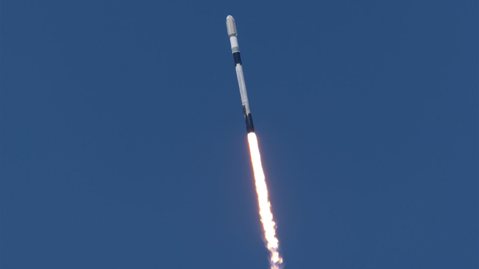Foguete Falcon 9 sobe no céu azul da Califórnia levando a nave que vai inspecionar satélites desativados