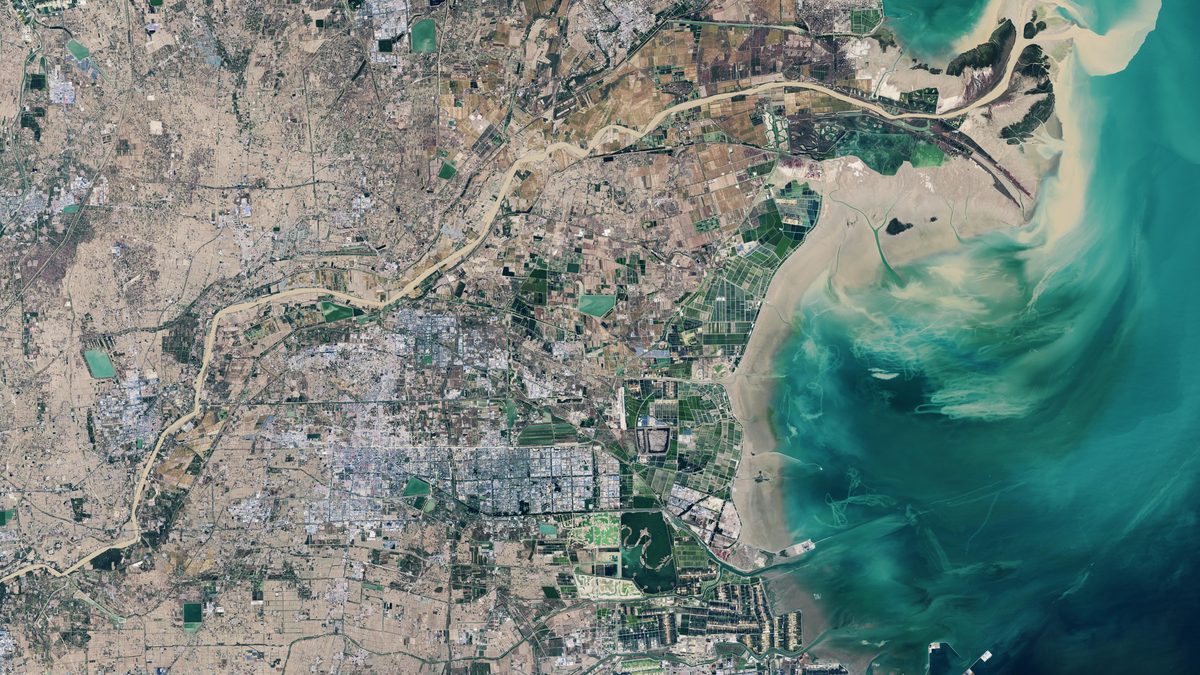 Imagem de satélite da foz do rio Amarelo, na China, com a água barrenta do rio se espalhando pelo mar de Bohai