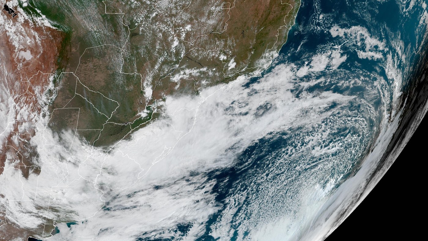 Frente fria vista do satélite GOES-19 na tarde de 28 de setembro: faixa de nuvens sobre o Uruguai, o Rio Grande do Sul e o oceano, com o Sudeste do Brasil ainda sem nuvens