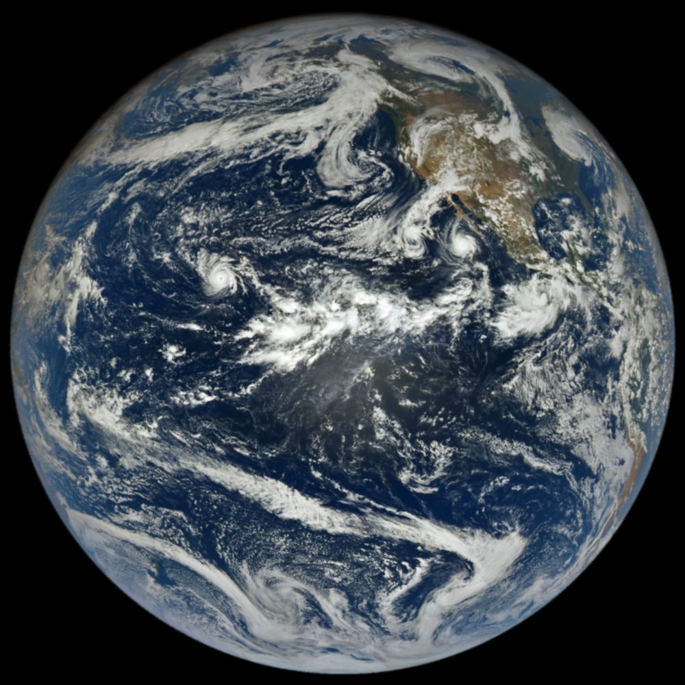 Terra vista do espaço com o oceano Pacífico no centro e vários redemoinhos de nuvens, entre eles os furacões Nolo e Polo