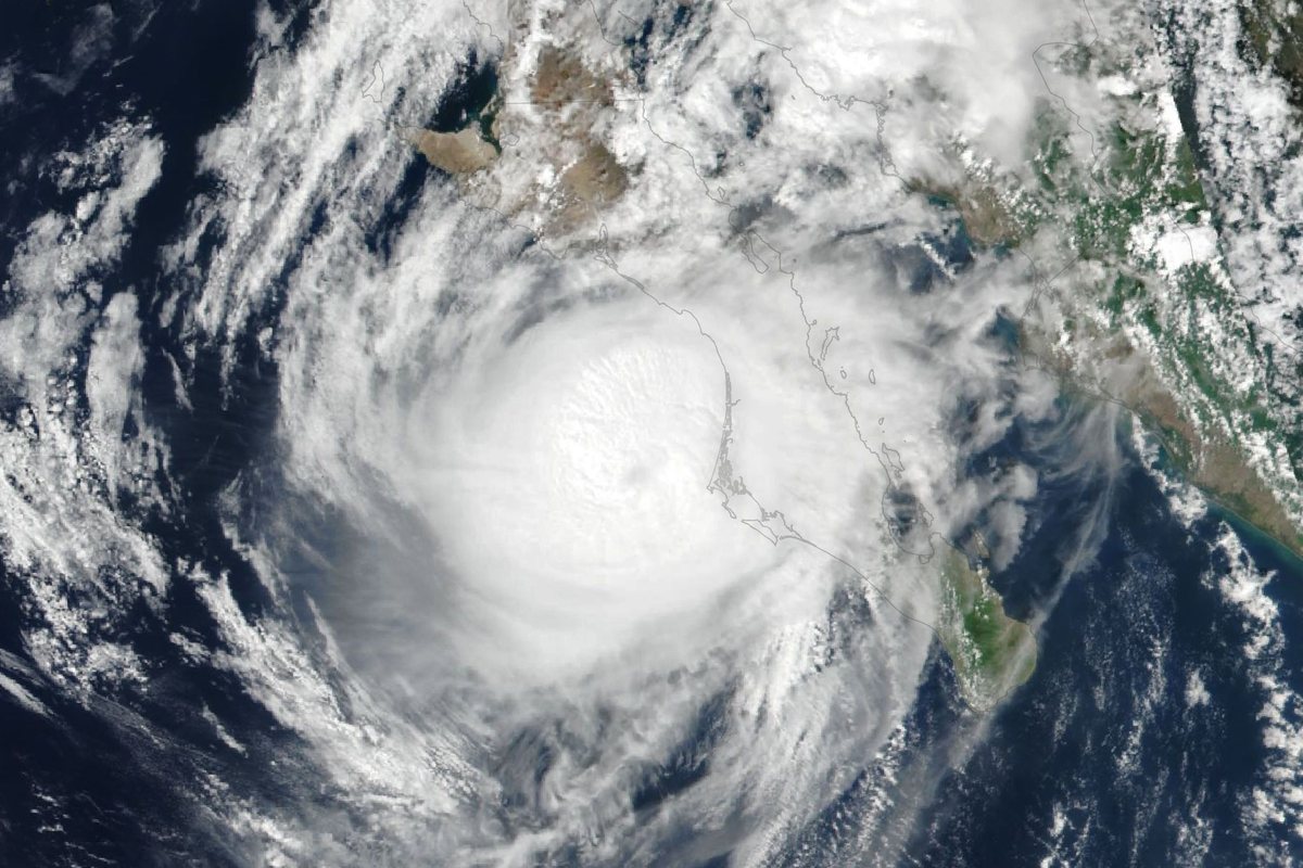 Imagem de satélite do furacão Polo, uma grande massa branca de nuvens chegando à costa da Baja California Sur, no México