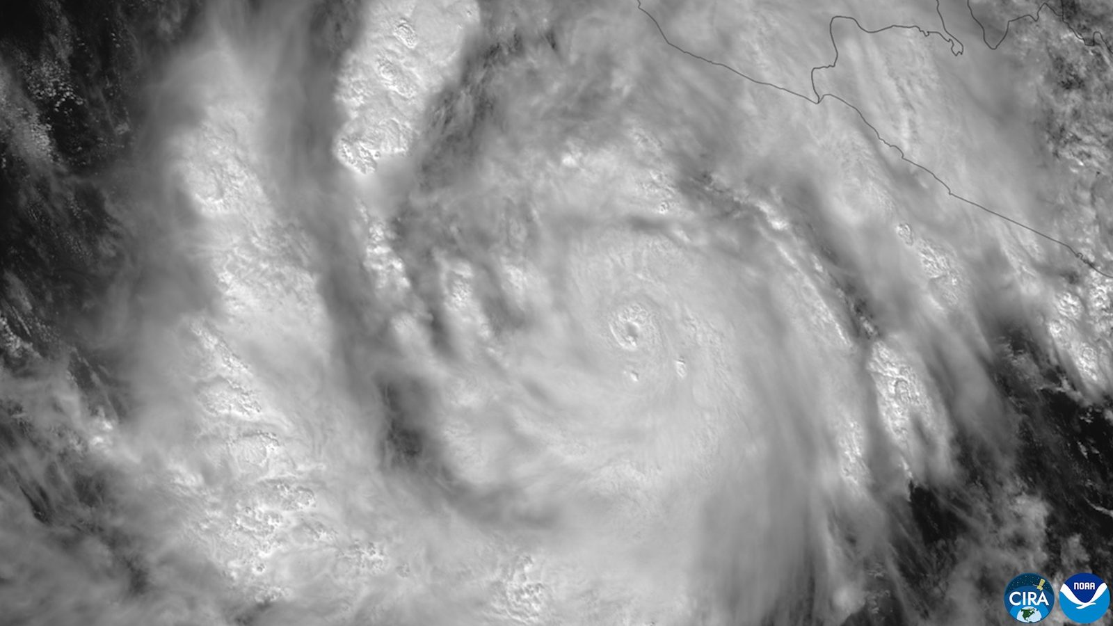 Satélite GOES mostra o olho pequeno do furacão Simon no centro de uma massa de nuvens brancas, com a linha de costa do oeste do México no alto à direita
