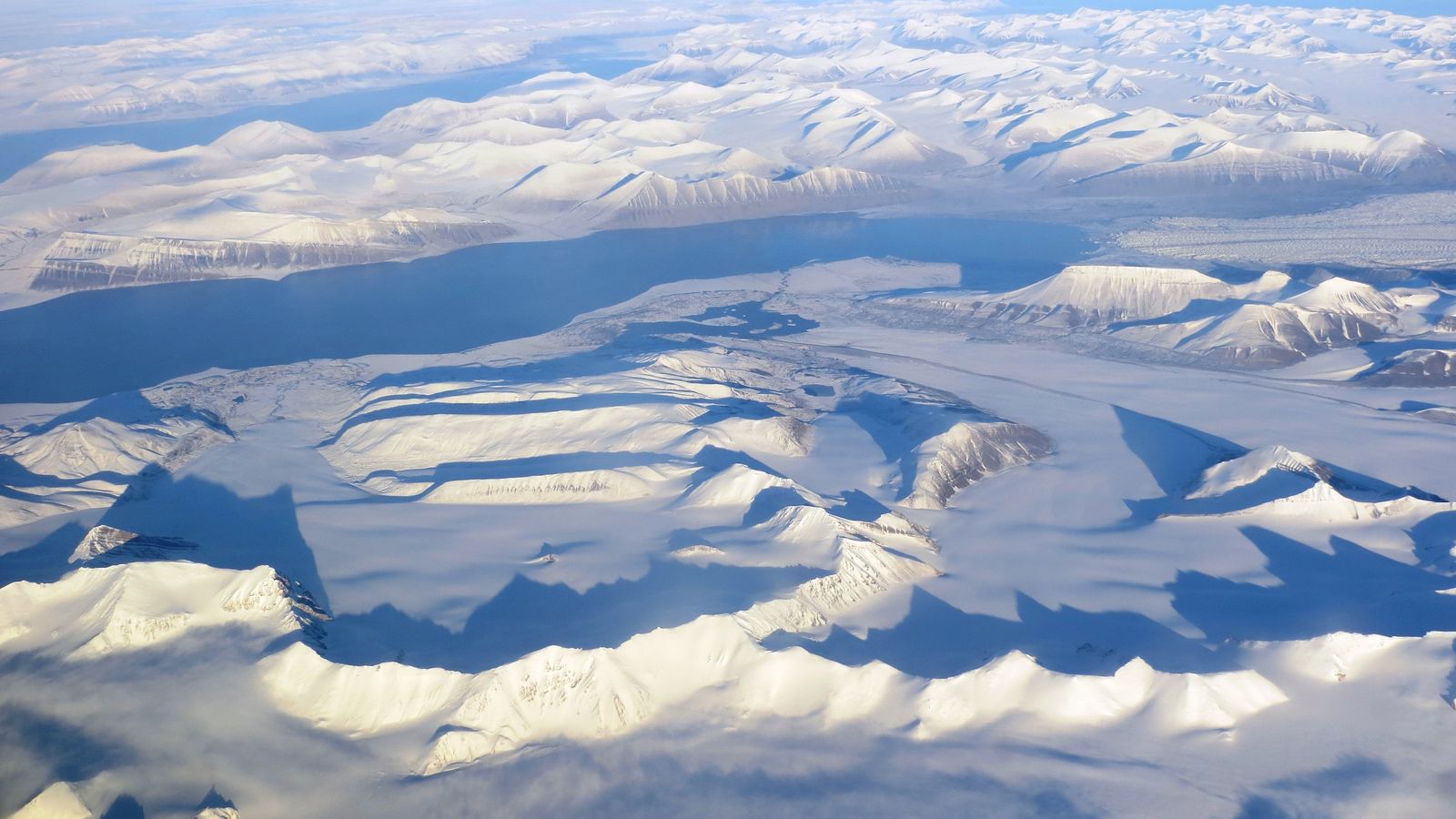Vista aérea de geleiras de Wedel Jarlsberg Land, em Svalbard, entre elas a Penckbreen, a que mais exportou metano no estudo