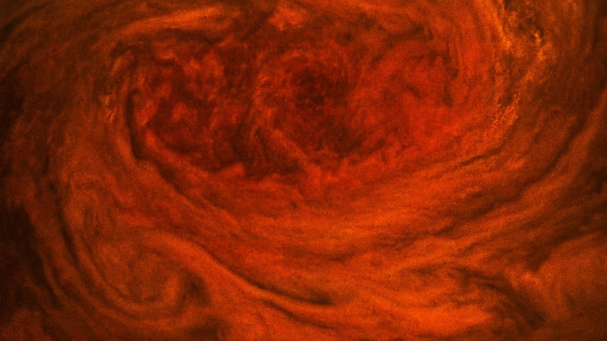 Redemoinho laranja e marrom da Grande Mancha Vermelha de Júpiter em imagem da sonda Juno da NASA