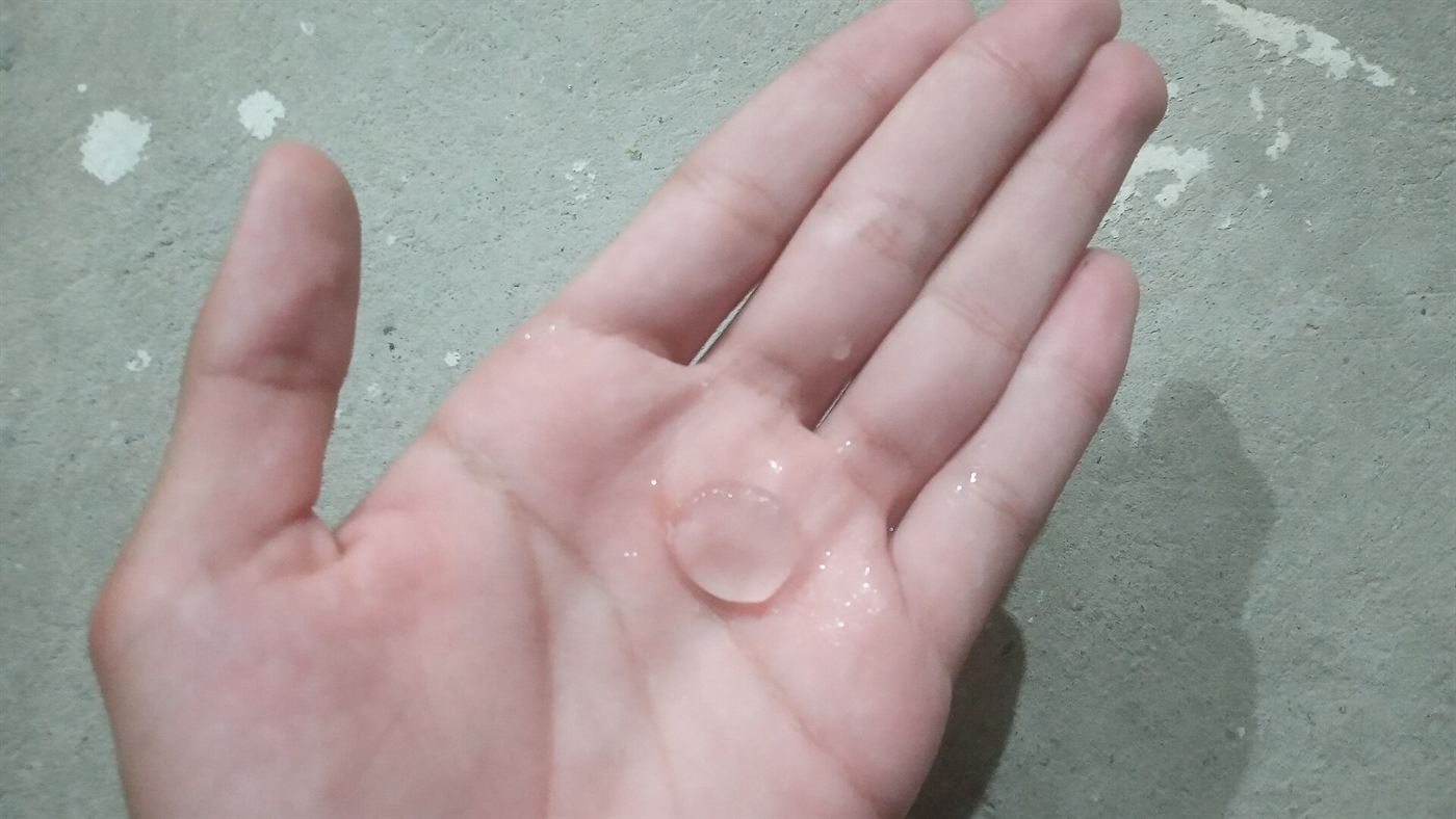 Pedra de granizo derretendo na palma da mão após temporal em Piracicaba (SP), o mesmo fenômeno que atinge o Sul do Brasil com mais frequência do que qualquer outra região do país
