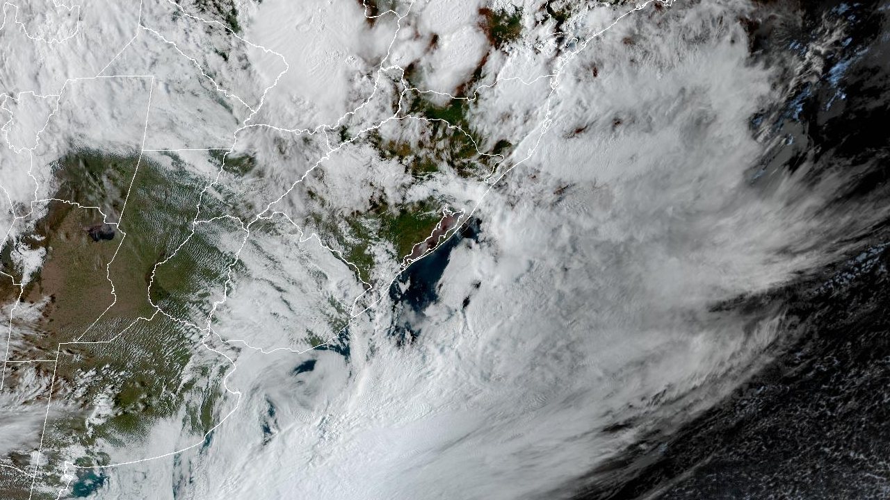 Imagem de satélite do Rio Grande do Sul às 17h desta terça, com a Lagoa dos Patos, onde o Guaíba deságua, entre faixas de nuvens depois de dias de chuva