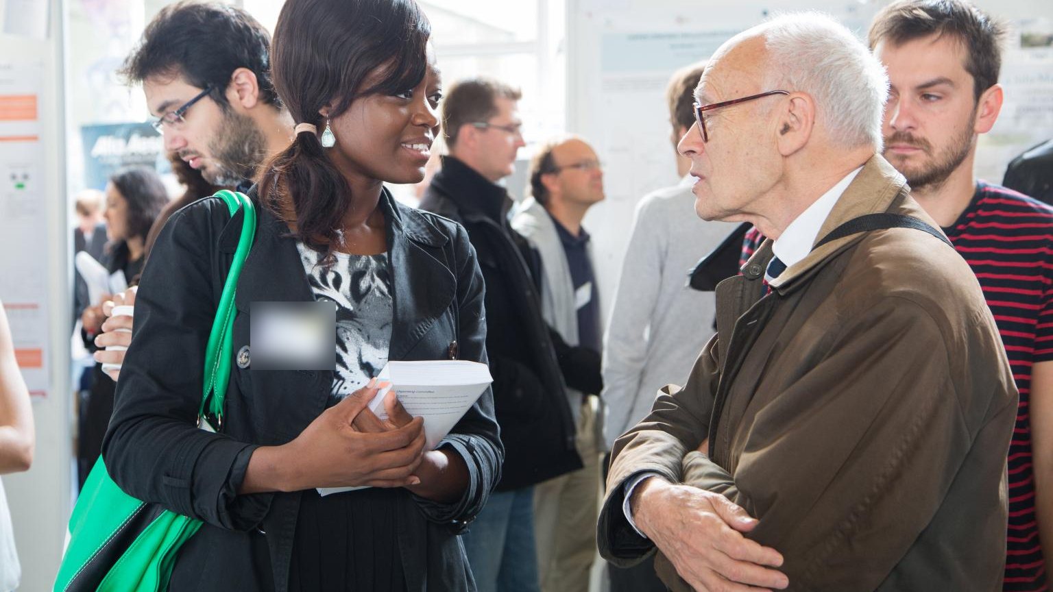 Henri Kagan, professor emérito francês, conversando em evento de química em Palaiseau, França, um dos dois vencedores do Nobel de Química 2026