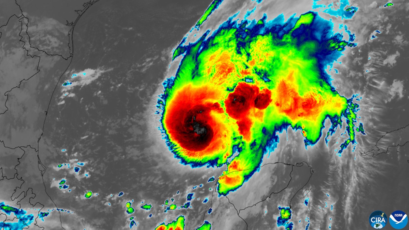 Imagem de satélite colorida do furacão Isaías sobre o Golfo do México, com o olho em vermelho e a costa do Texas ao fundo