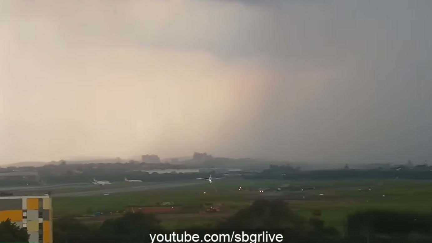 Imagem de divulgação: “Meu Deus”: descida de jatinho chama atenção de comentarista da SBGR LIVE em registro de aproximação para pouso durante formação de tempestade em Guarulhos